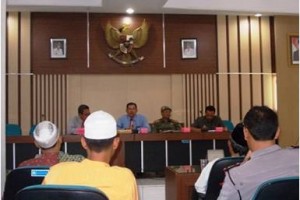 Warga Cihideugn Hilir saat audiens dengan sejumlah pejabat pemkab Kuningan.